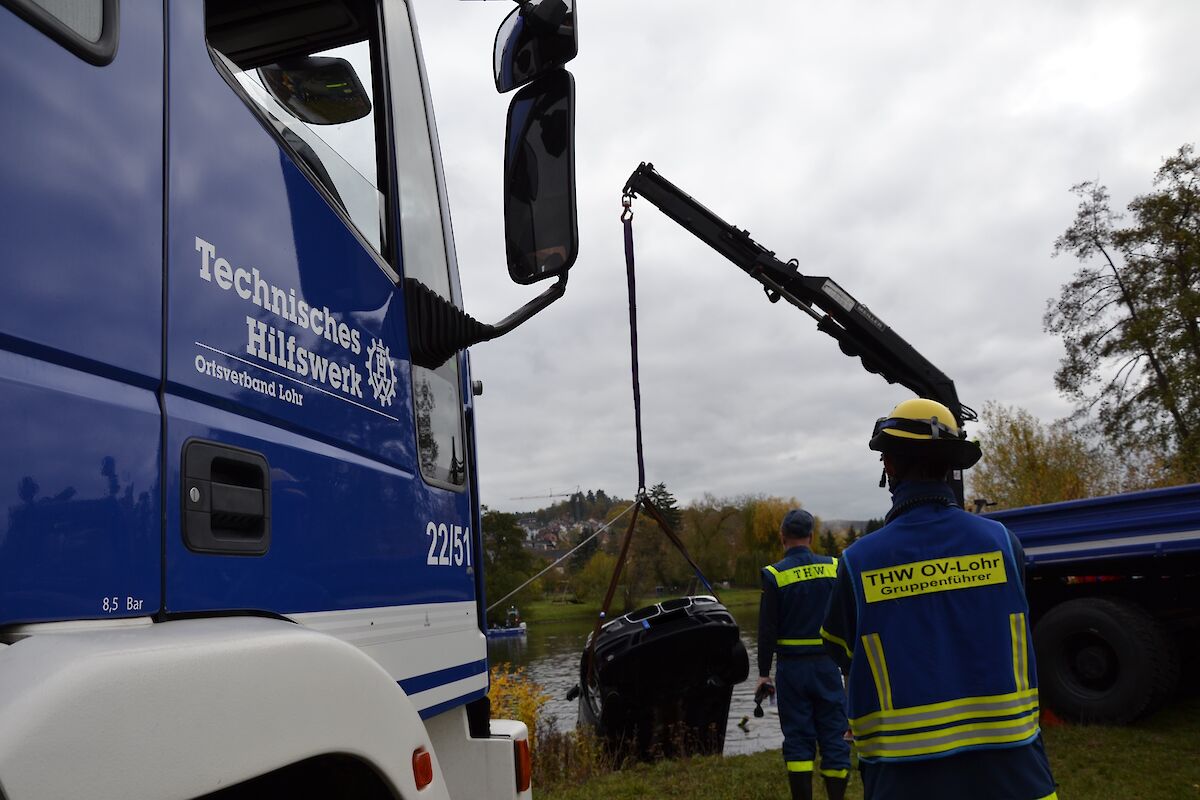 Einsatz in Lohr a. Main – PKW am Haken