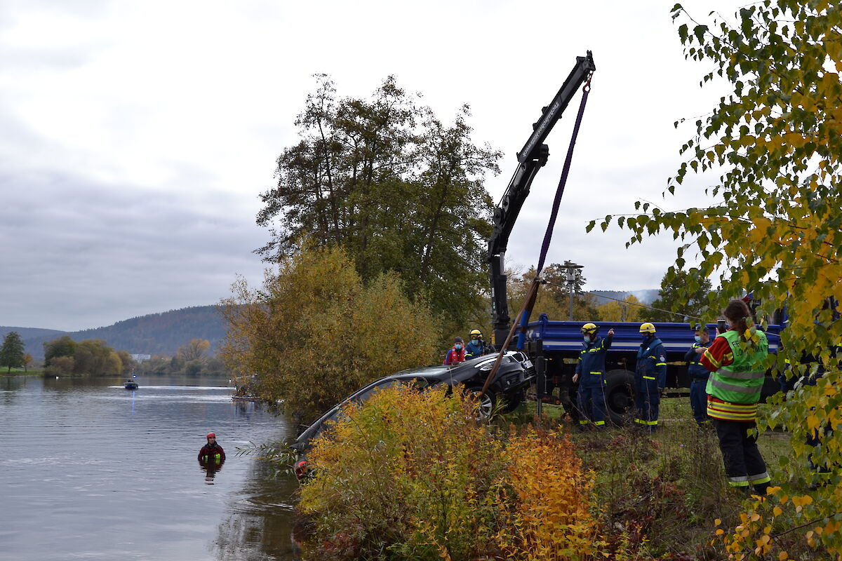 Einsatz in Lohr a. Main – PKW am Haken