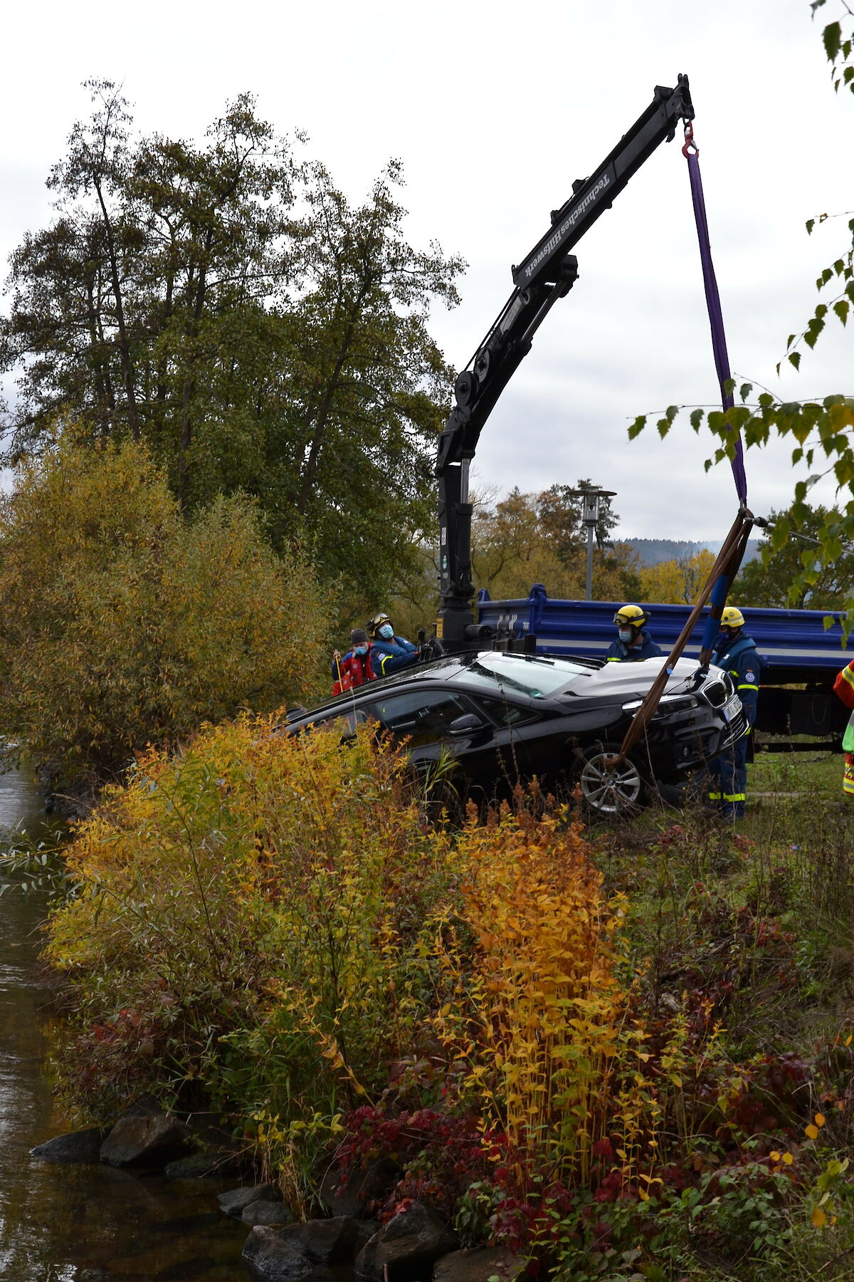 Einsatz in Lohr a. Main – PKW am Haken