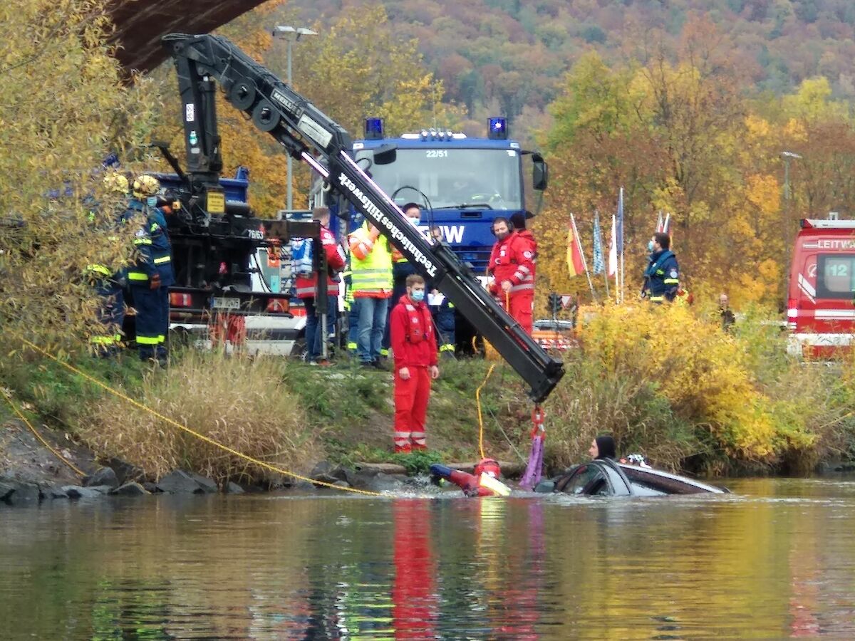 Einsatz in Lohr a. Main – PKW am Haken