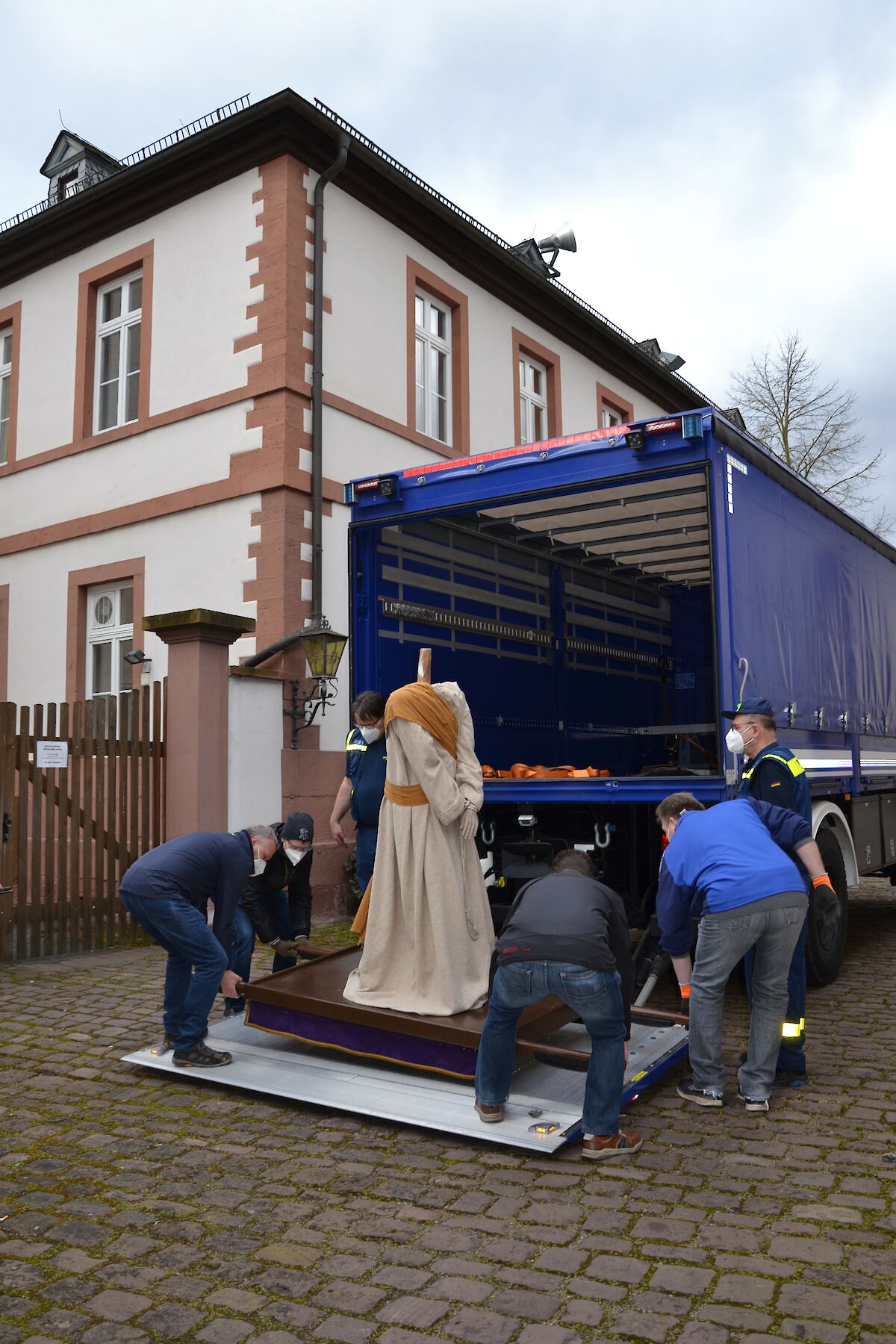 Transport der Figuren der Lohrer Karfreitagsprozession 2021