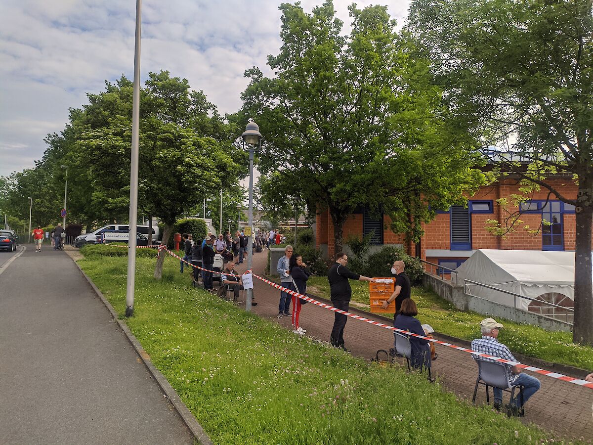 800 zusätzliche Impfdosen für den Landkreis Main-Spessart - THW Lohr unterstützt Impfzentrum