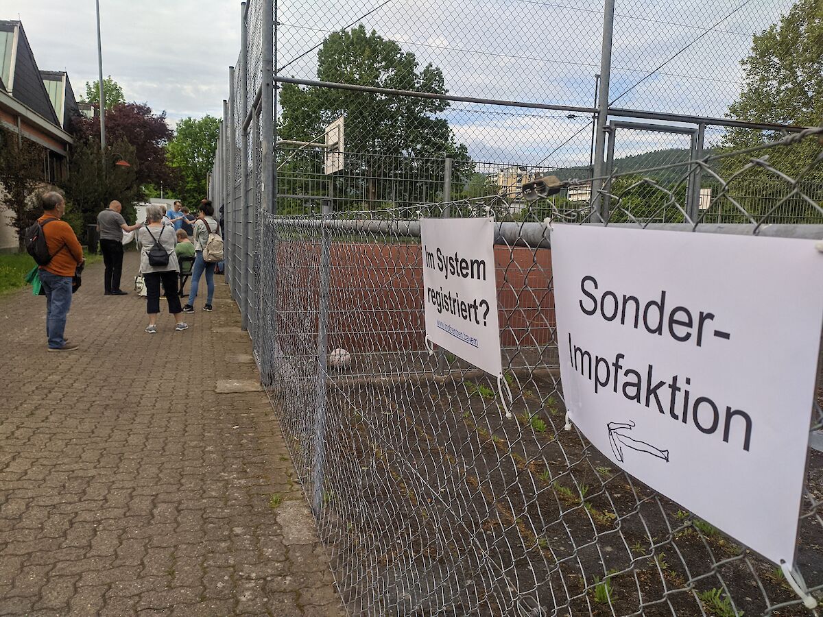 800 zusätzliche Impfdosen für den Landkreis Main-Spessart - THW Lohr unterstützt Impfzentrum