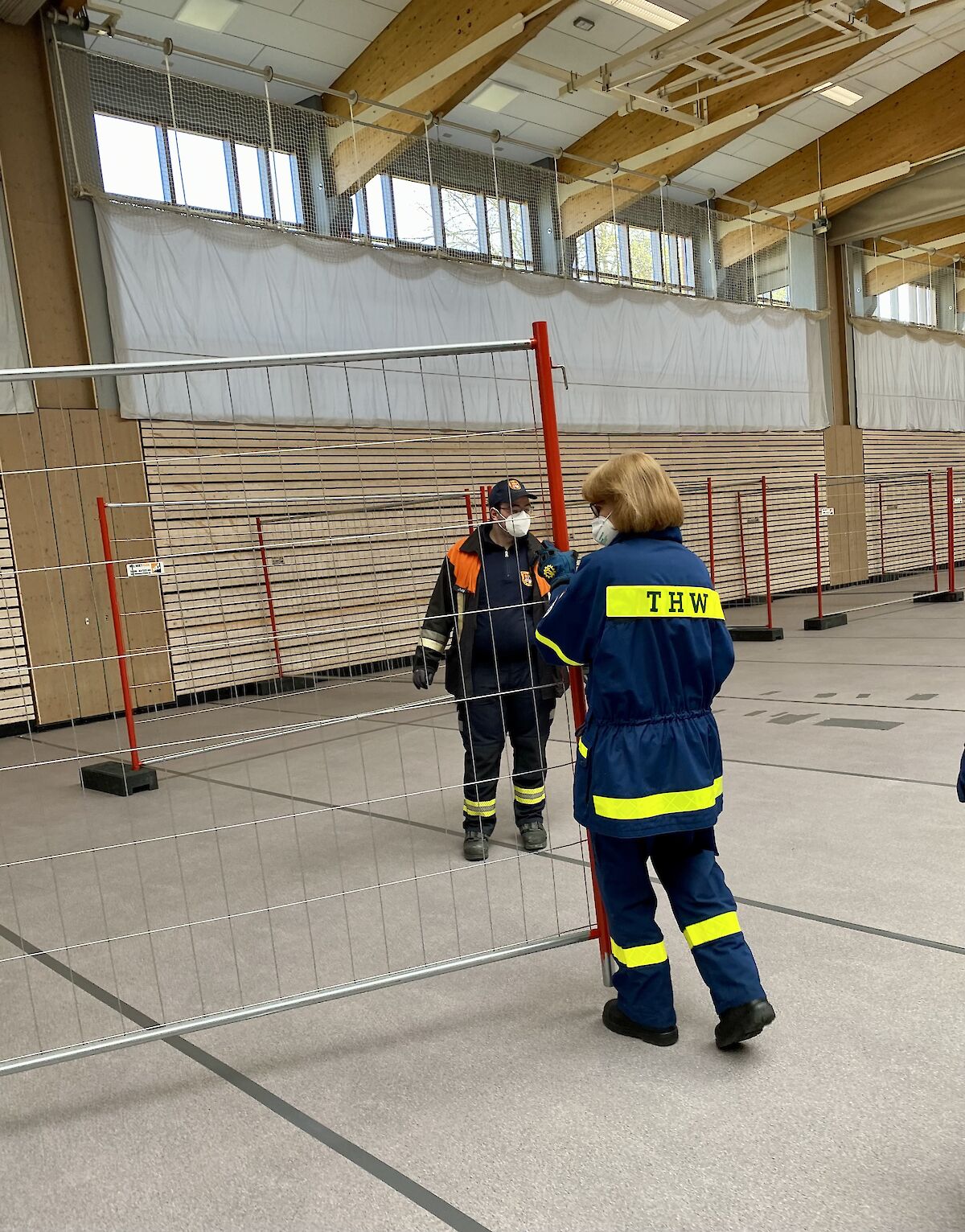 Alle Zahnräder griffen ineinander beim Aufbau der Notunterkunft in der Spessarttorhalle.
