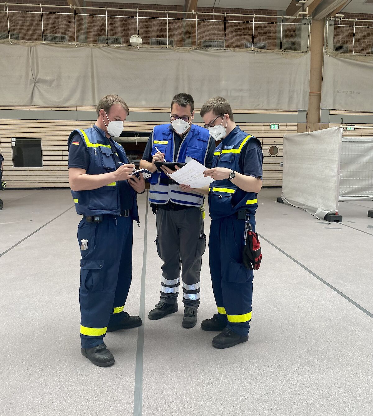 Alle Zahnräder griffen ineinander beim Aufbau der Notunterkunft in der Spessarttorhalle.
