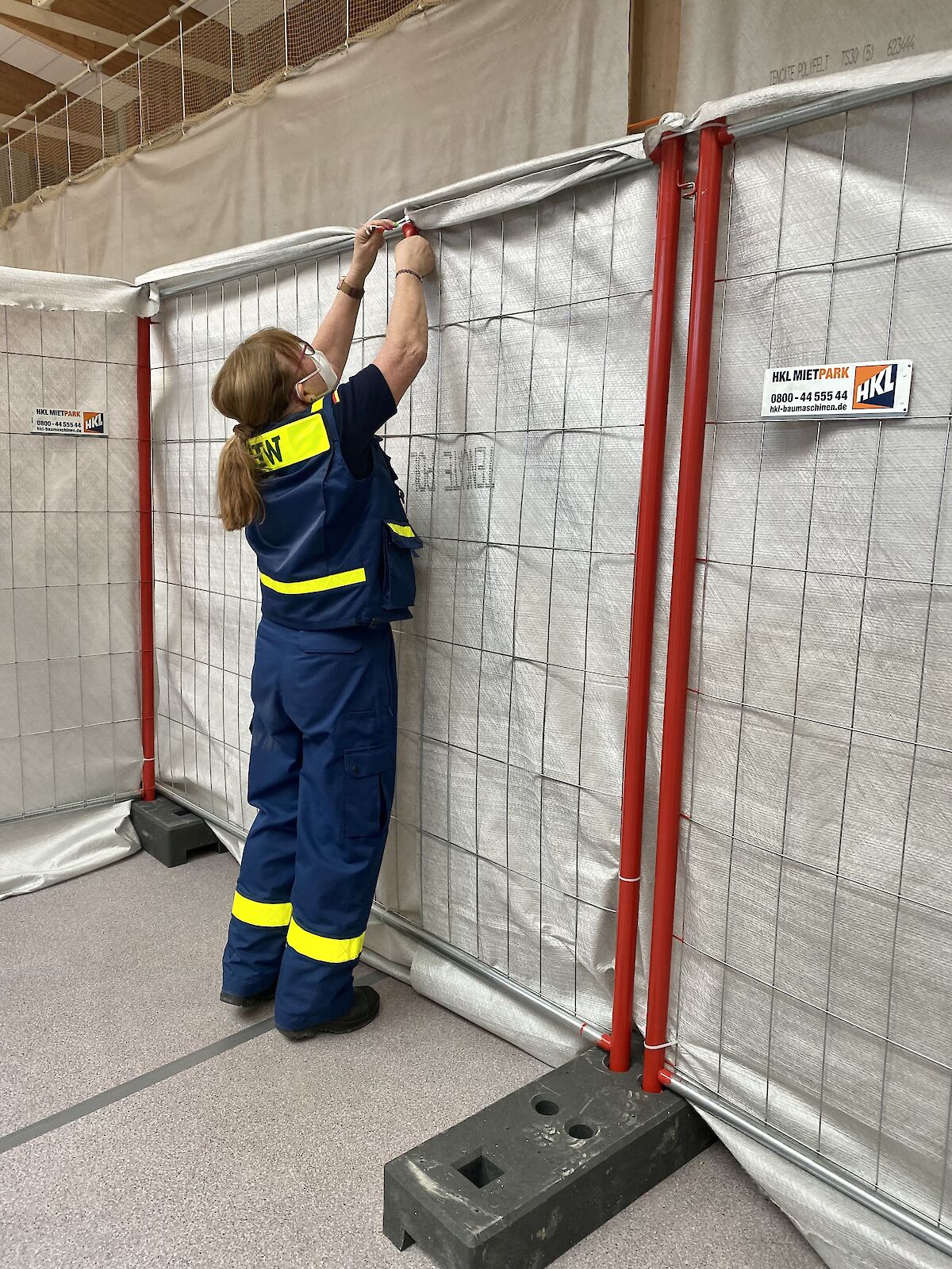 Alle Zahnräder griffen ineinander beim Aufbau der Notunterkunft in der Spessarttorhalle.