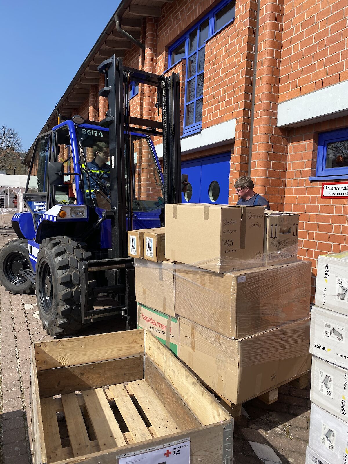 Alle Zahnräder griffen ineinander beim Aufbau der Notunterkunft in der Spessarttorhalle.