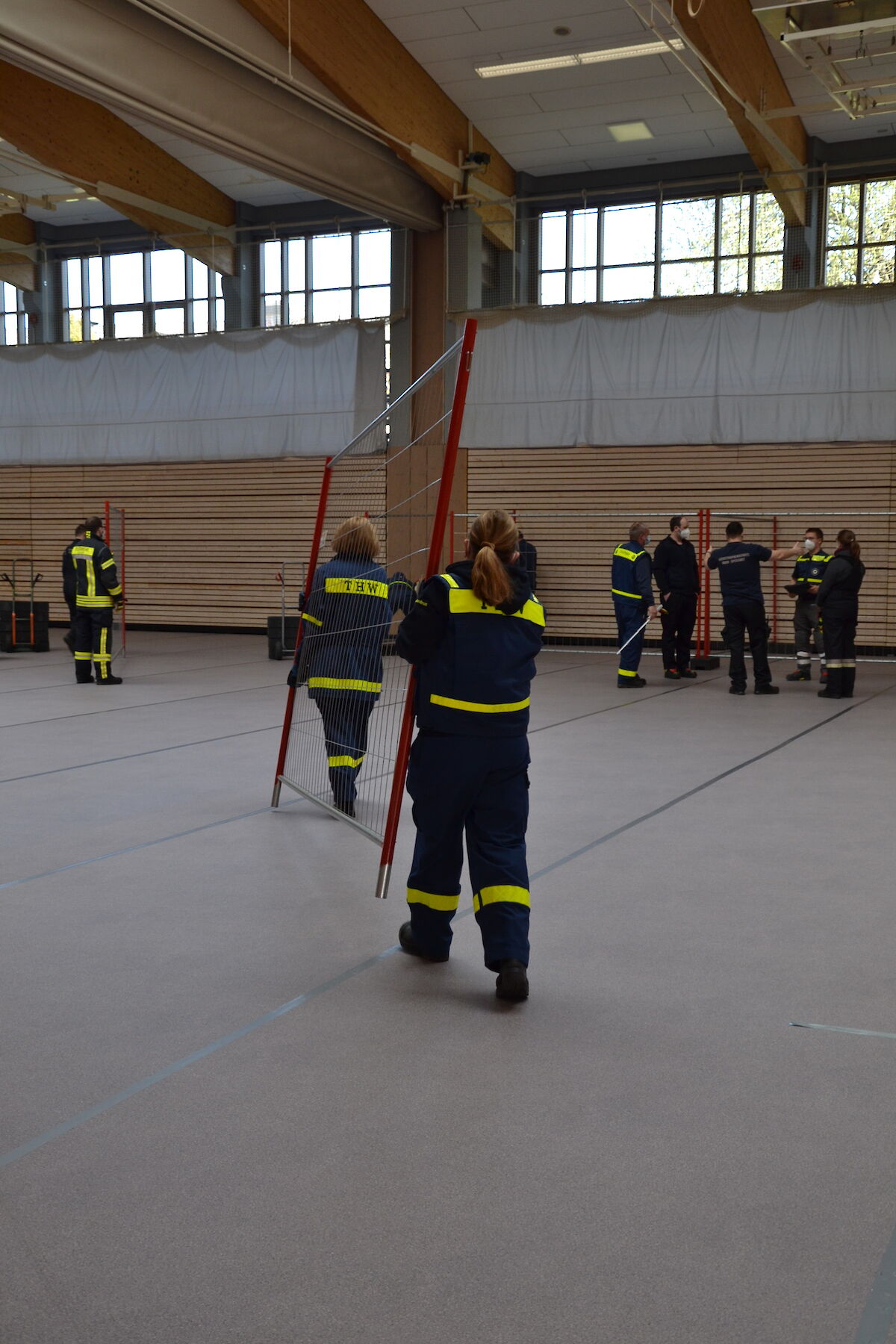 Alle Zahnräder griffen ineinander beim Aufbau der Notunterkunft in der Spessarttorhalle.