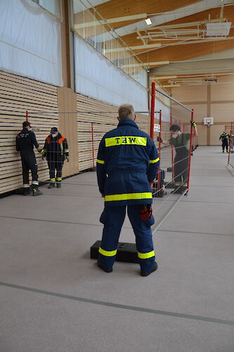 Alle Zahnräder griffen ineinander beim Aufbau der Notunterkunft in der Spessarttorhalle