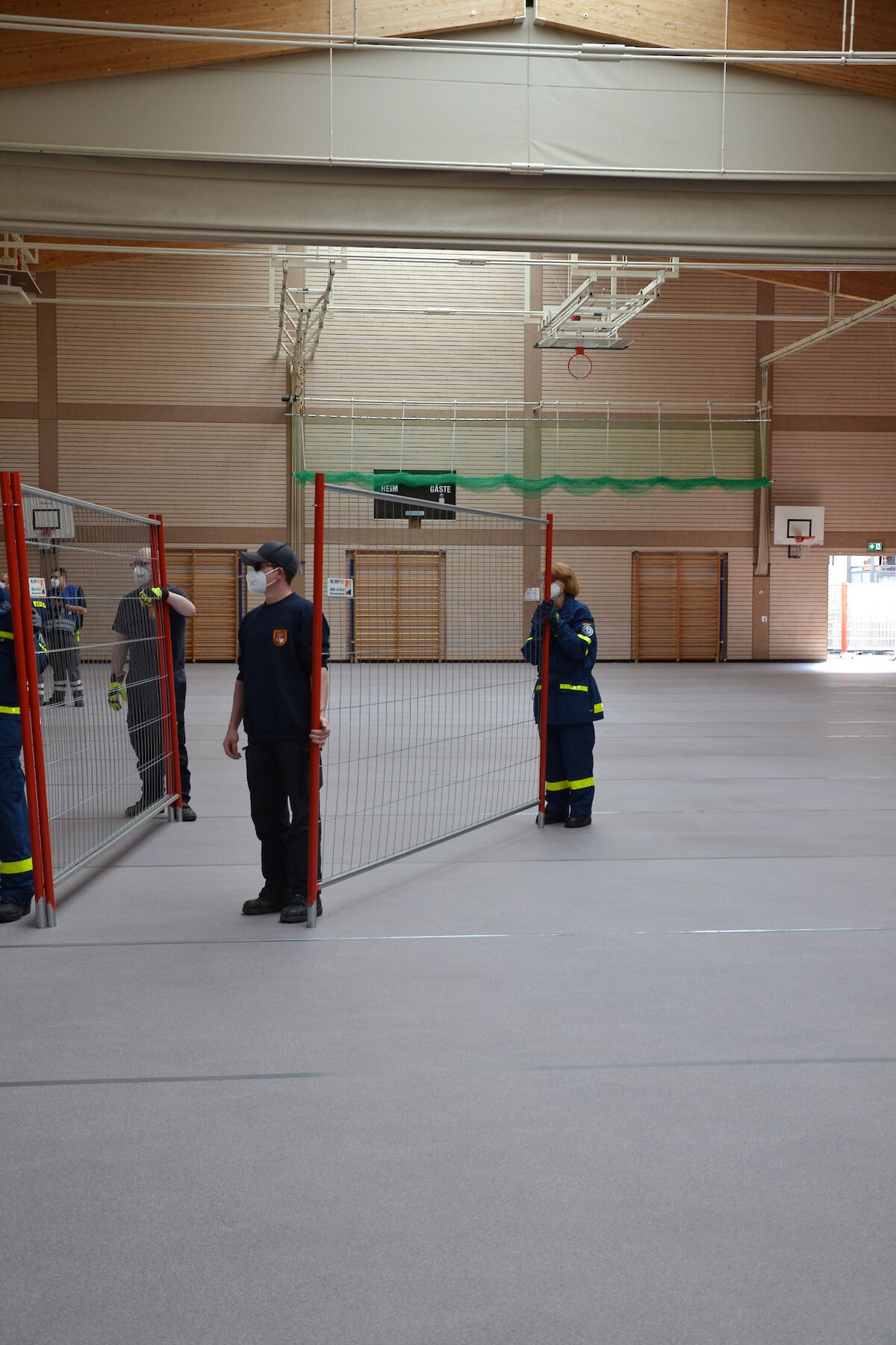 Alle Zahnräder griffen ineinander beim Aufbau der Notunterkunft in der Spessarttorhalle.