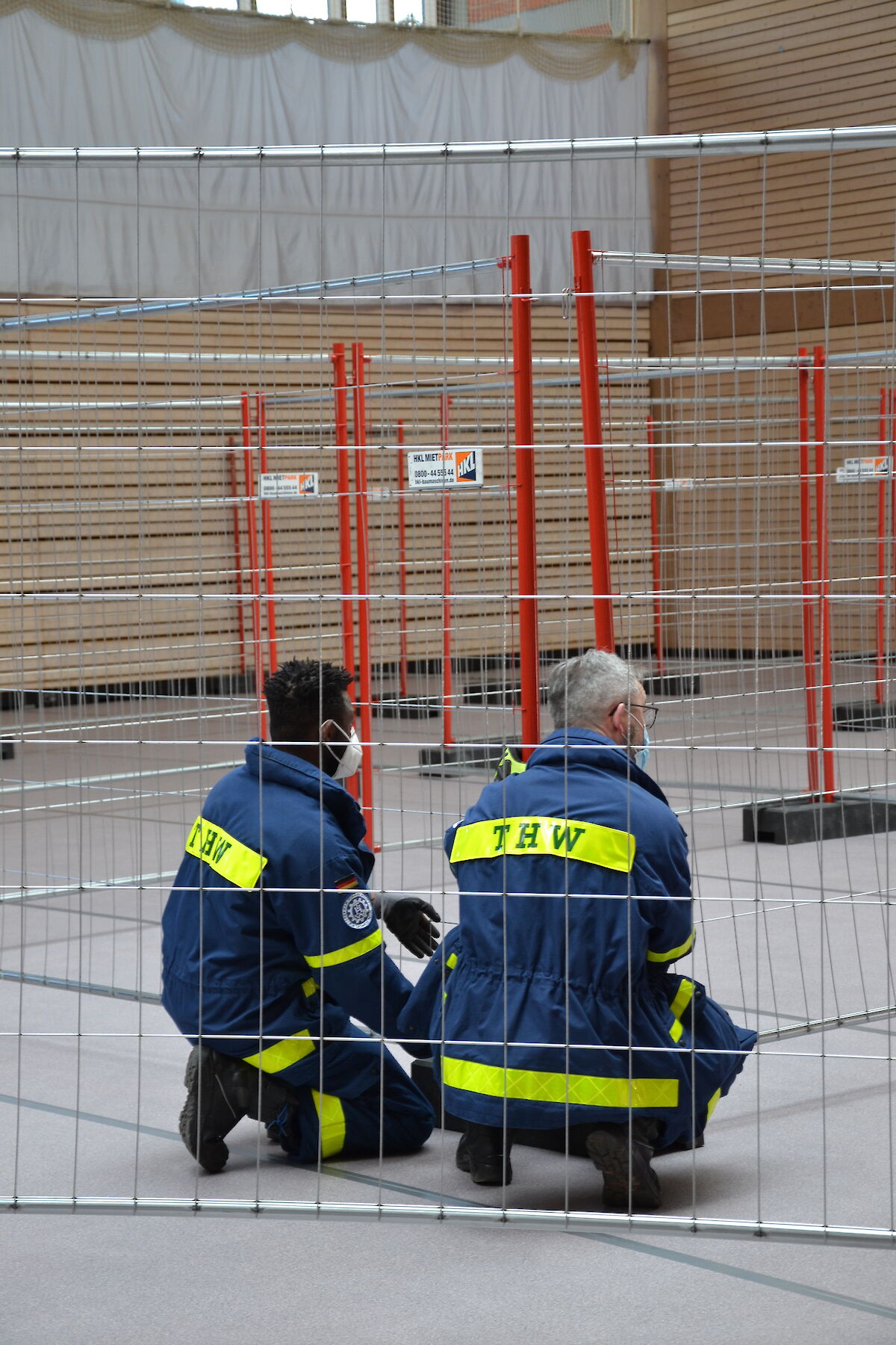 Alle Zahnräder griffen ineinander beim Aufbau der Notunterkunft in der Spessarttorhalle.