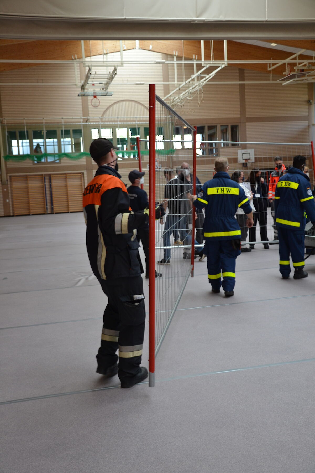 Alle Zahnräder griffen ineinander beim Aufbau der Notunterkunft in der Spessarttorhalle.