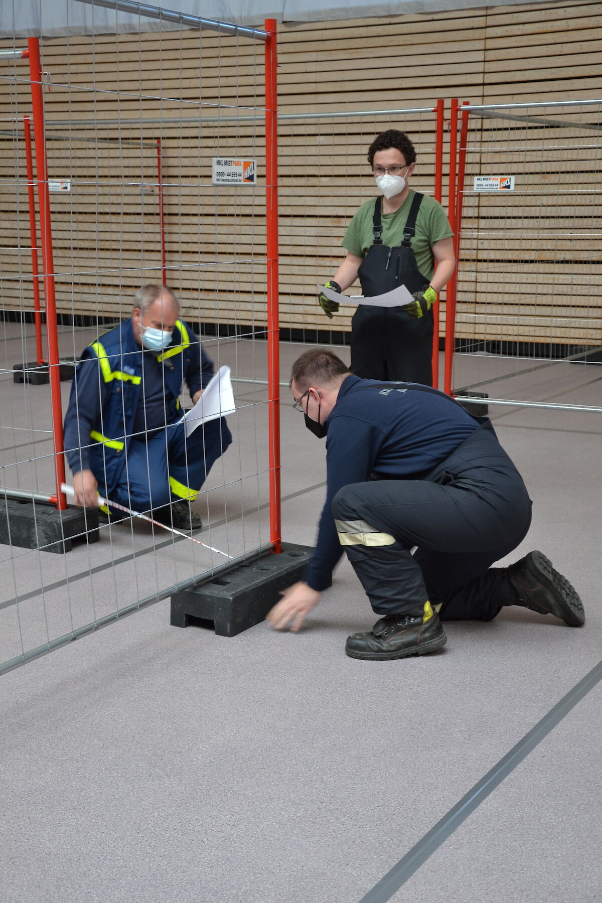 Alle Zahnräder griffen ineinander beim Aufbau der Notunterkunft in der Spessarttorhalle.