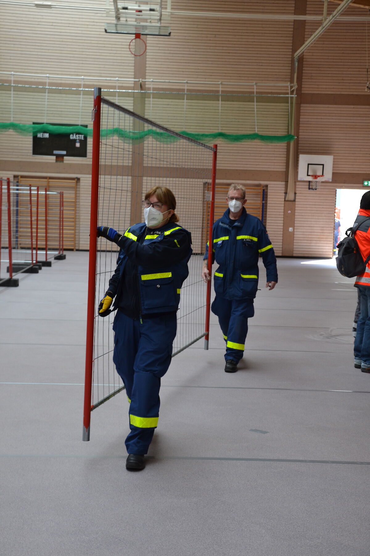 Alle Zahnräder griffen ineinander beim Aufbau der Notunterkunft in der Spessarttorhalle.