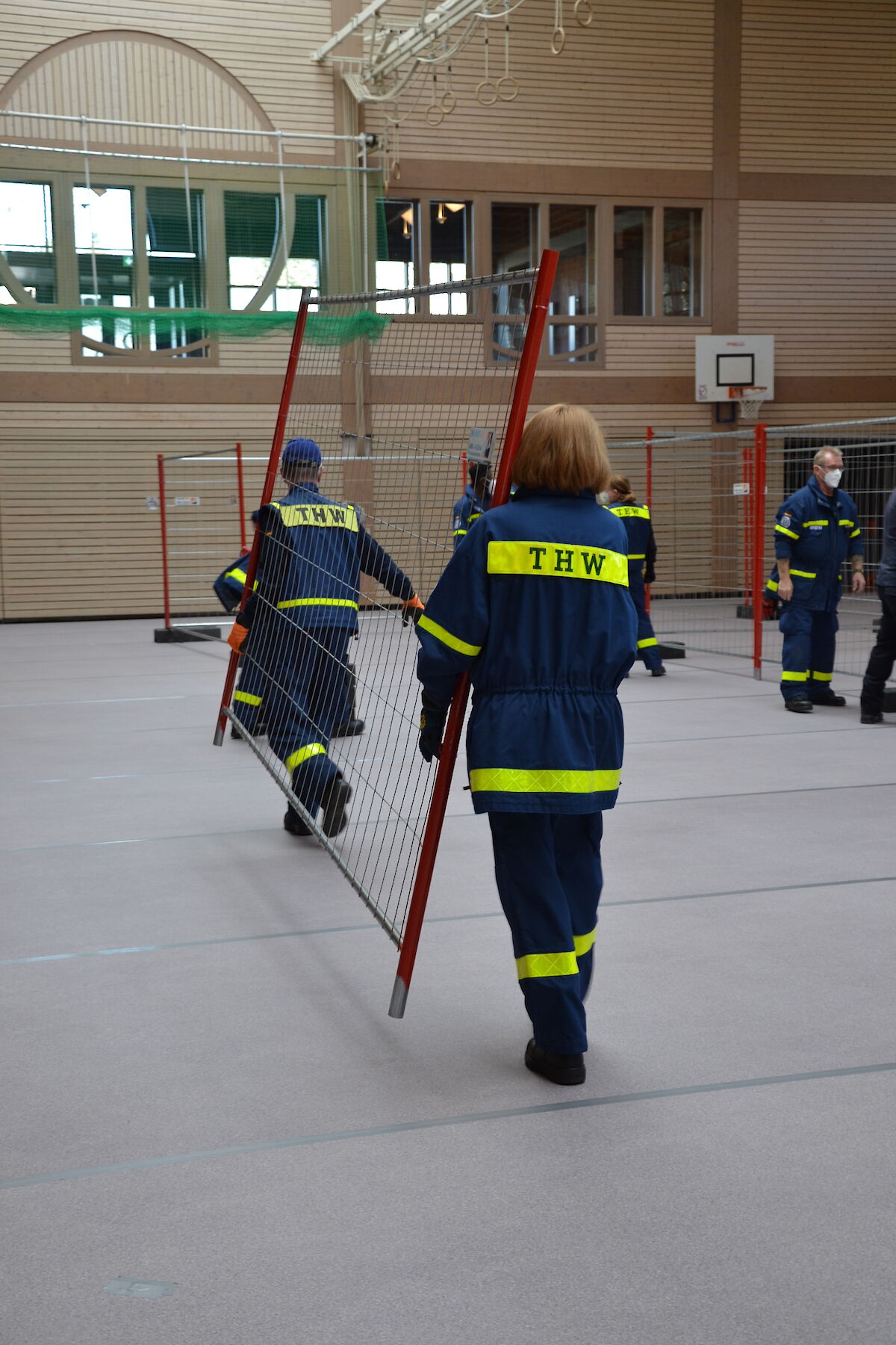 Alle Zahnräder griffen ineinander beim Aufbau der Notunterkunft in der Spessarttorhalle.