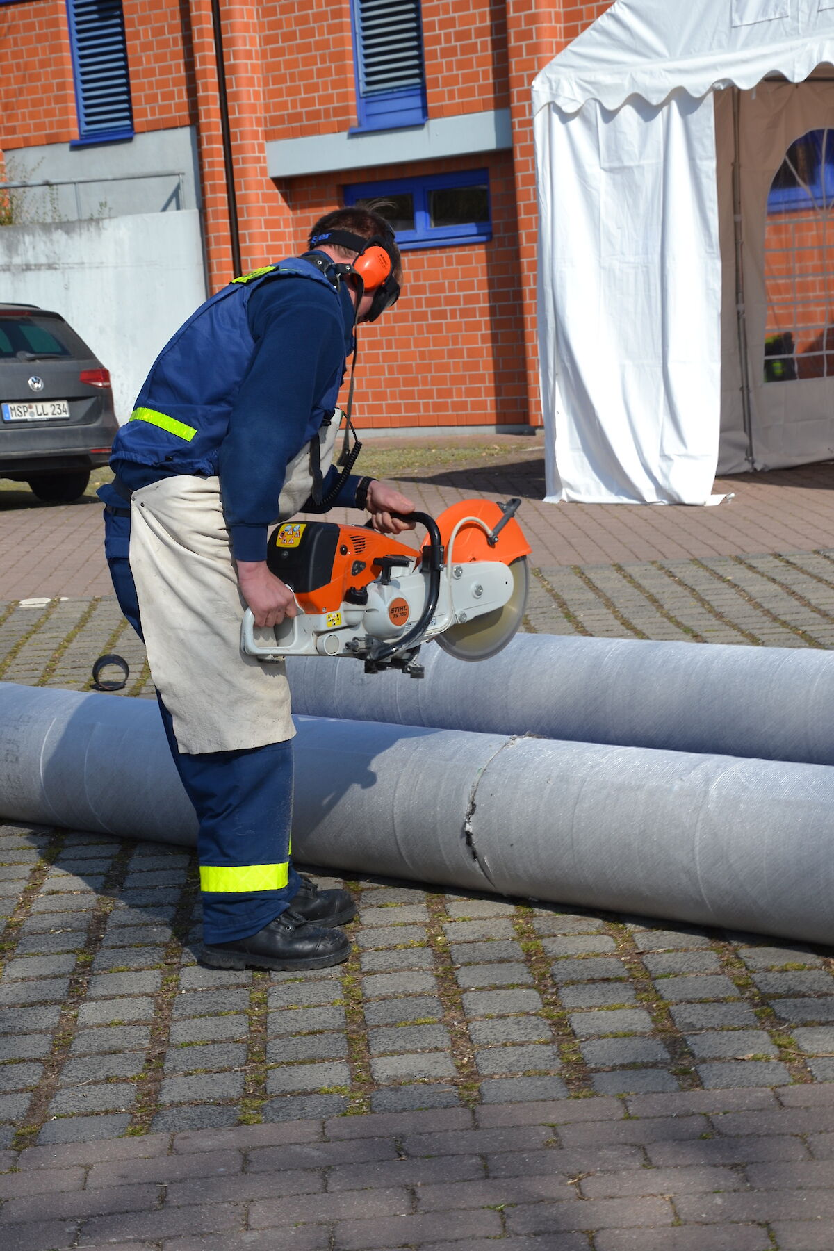 Alle Zahnräder griffen ineinander beim Aufbau der Notunterkunft in der Spessarttorhalle.