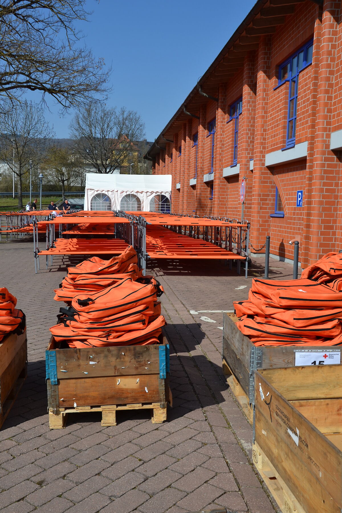 Alle Zahnräder griffen ineinander beim Aufbau der Notunterkunft in der Spessarttorhalle.