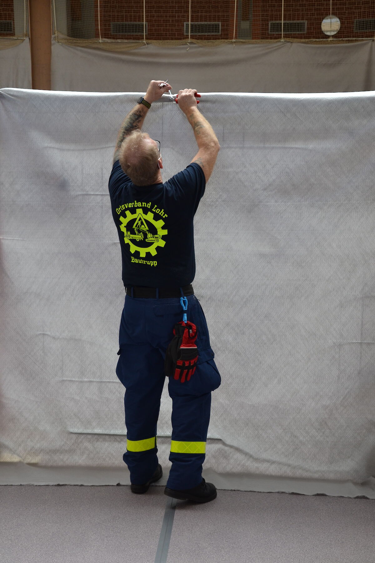 Alle Zahnräder griffen ineinander beim Aufbau der Notunterkunft in der Spessarttorhalle.