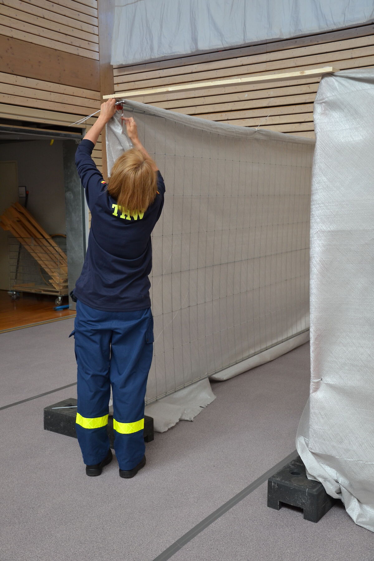 Alle Zahnräder griffen ineinander beim Aufbau der Notunterkunft in der Spessarttorhalle.