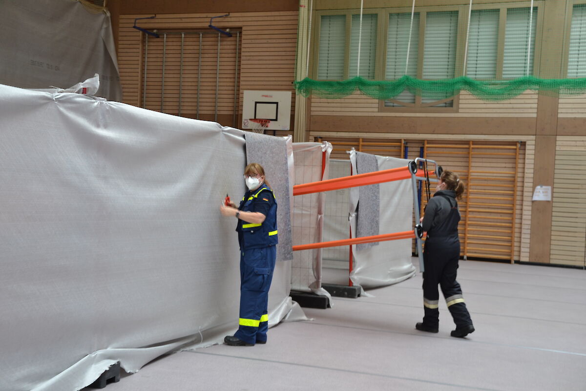 Alle Zahnräder griffen ineinander beim Aufbau der Notunterkunft in der Spessarttorhalle.