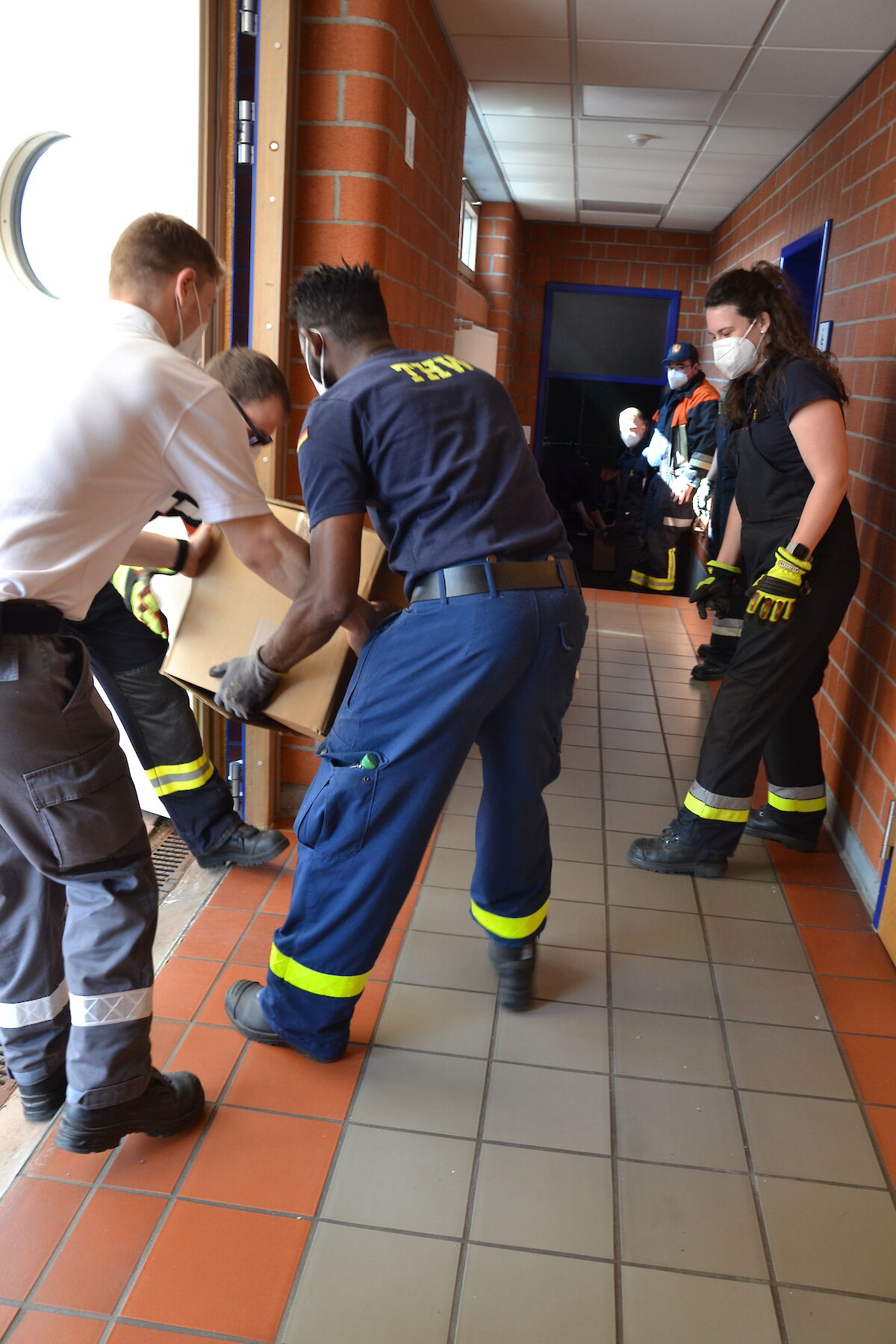 Alle Zahnräder griffen ineinander beim Aufbau der Notunterkunft in der Spessarttorhalle.