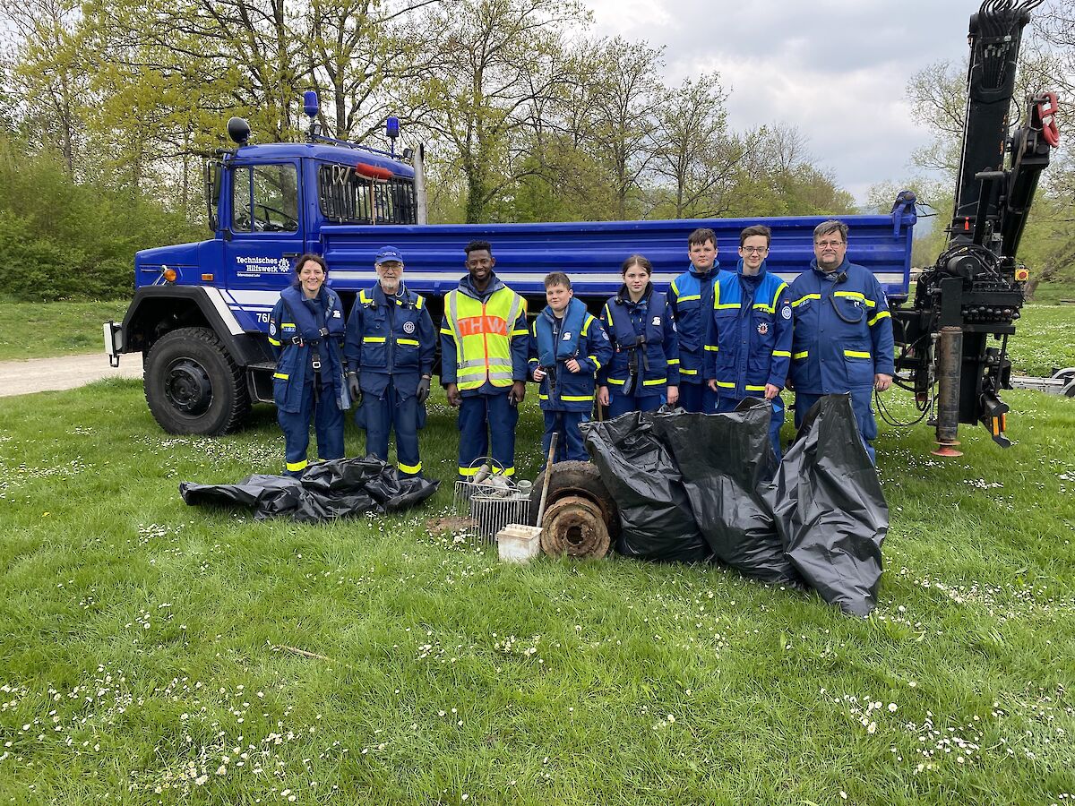 Lohrer THW Jugend beim Frühjahrsputz