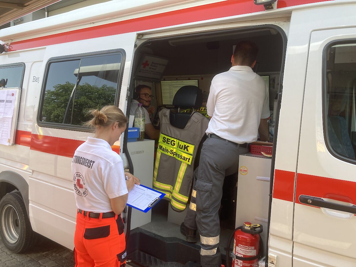 Großeinsatz der Blaulichtorganisationen zur Betreuung gestrandeter Reisender