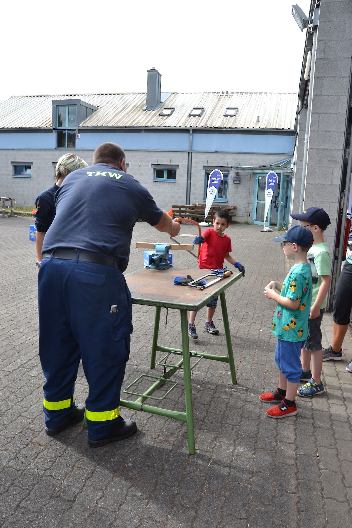 Kindergarten Kinder entdecken das THW