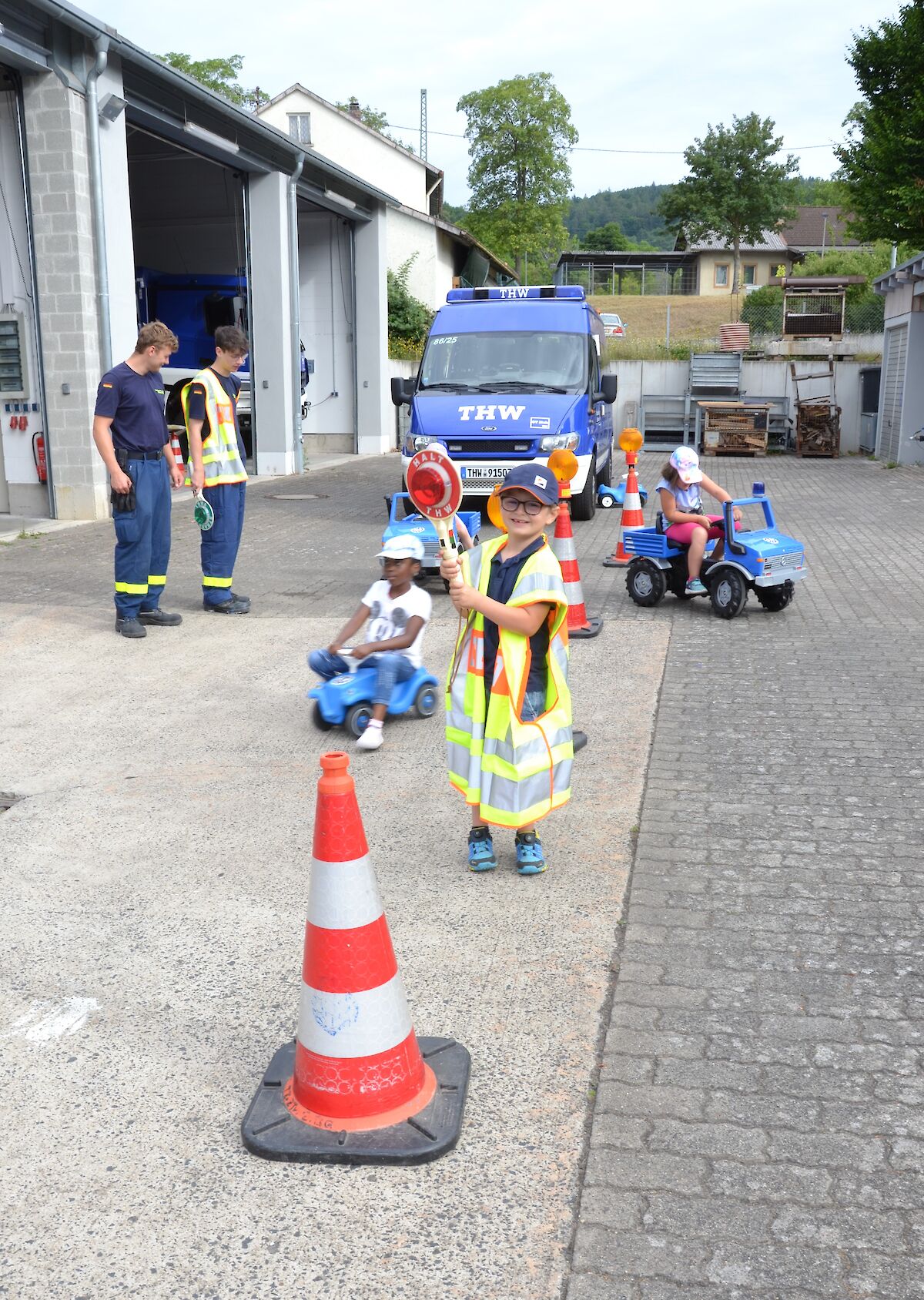 Kindergarten Kinder entdecken das THW