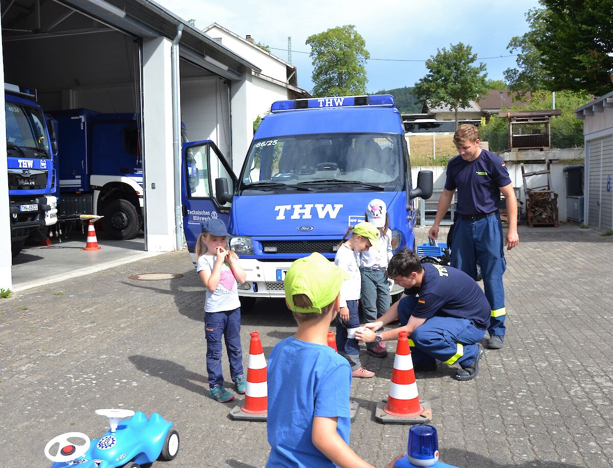 Kindergarten Kinder entdecken das THW