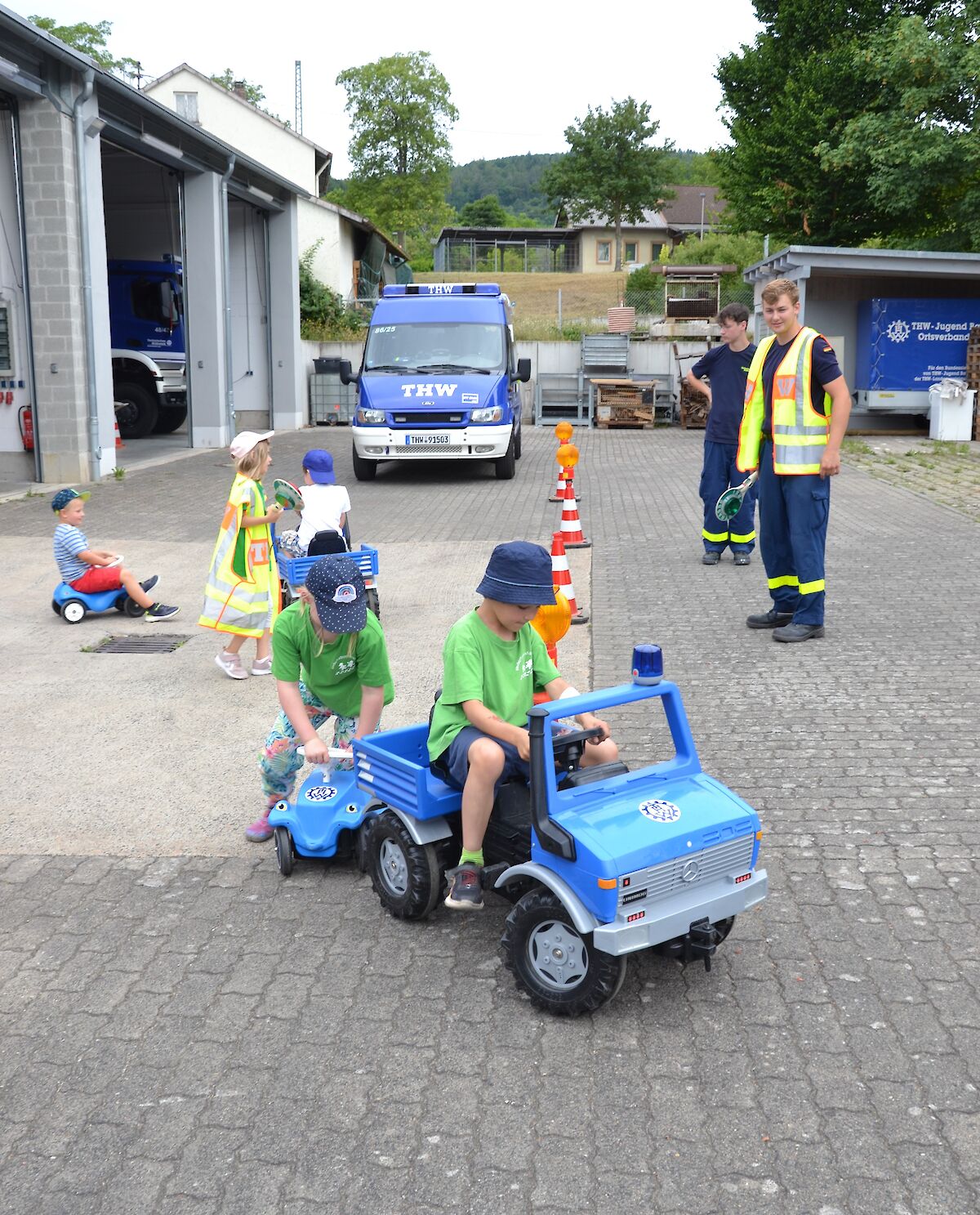 Kindergarten Kinder entdecken das THW