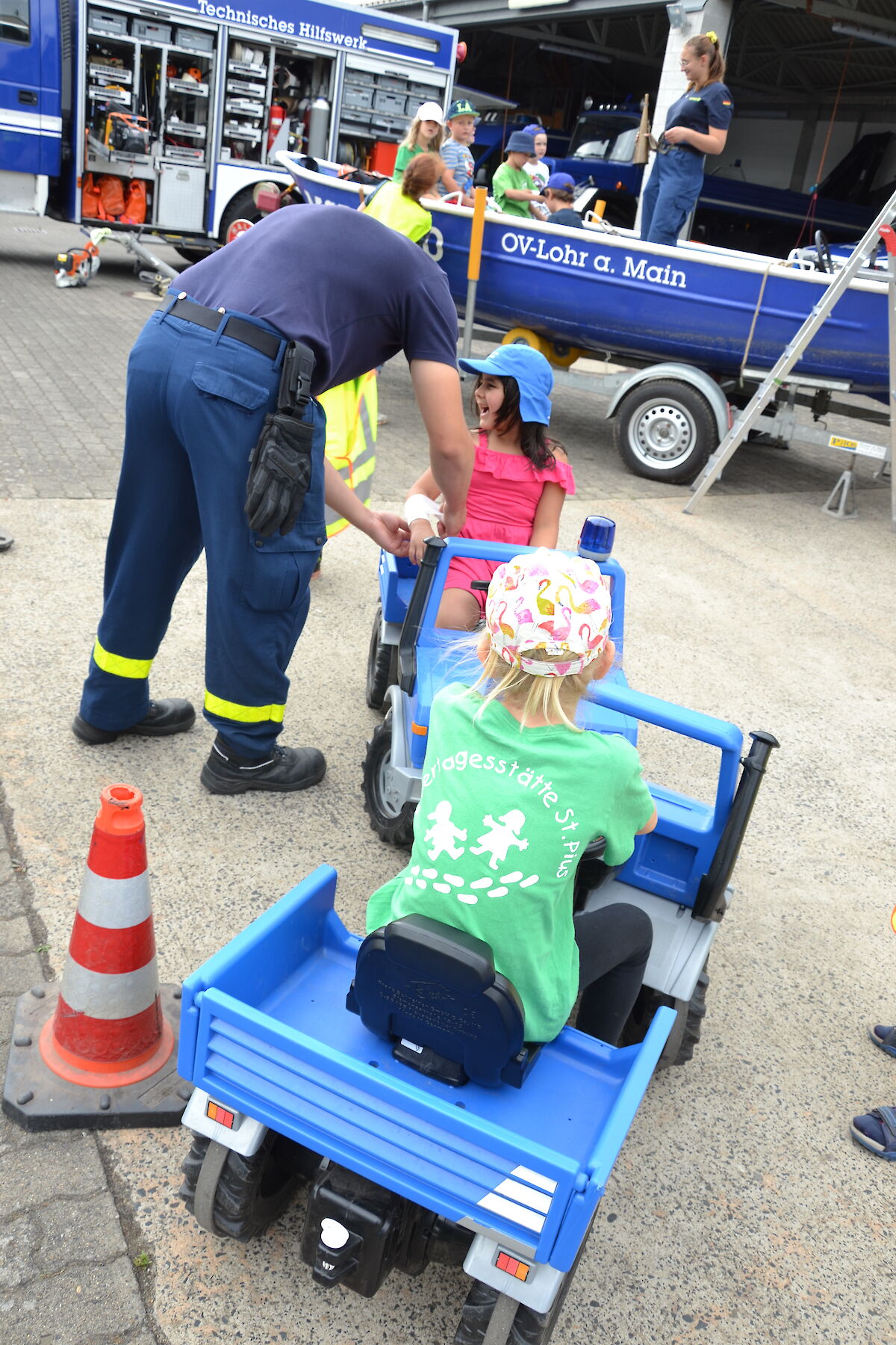 Kindergarten Kinder entdecken das THW