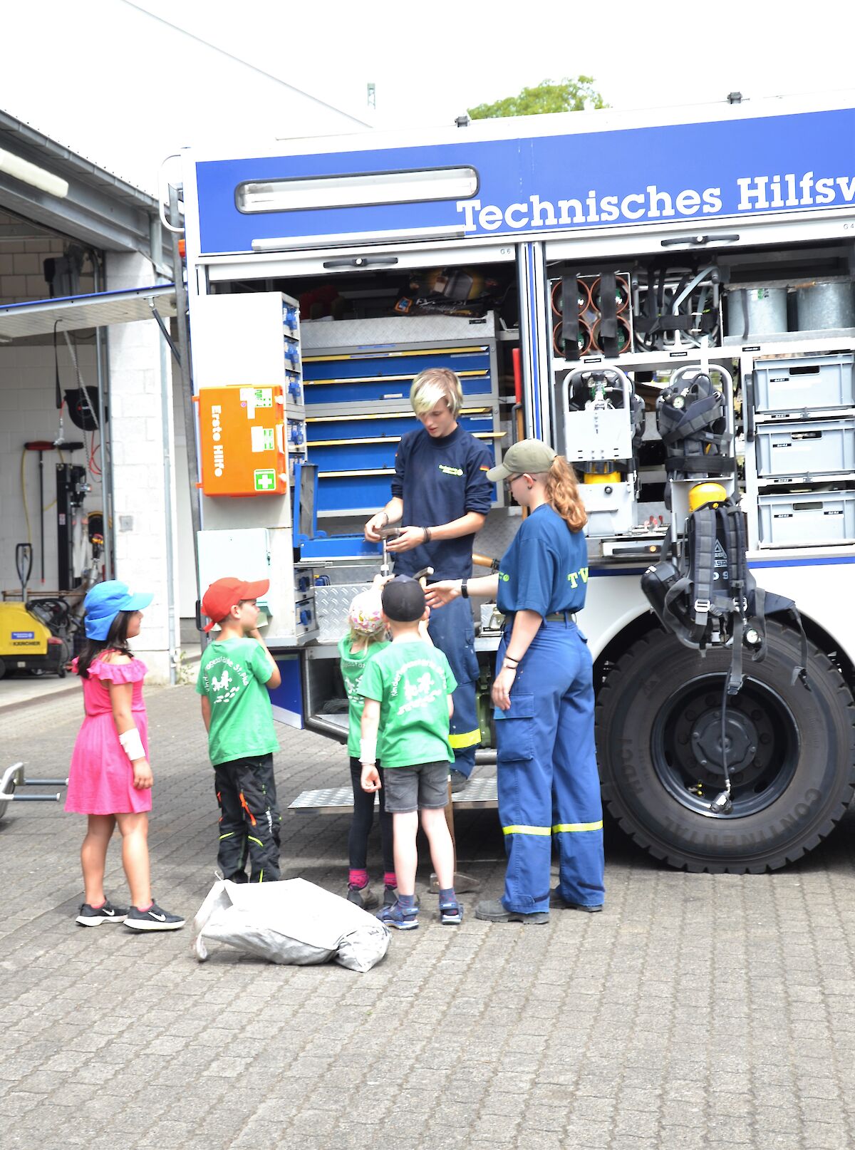 Kindergarten Kinder entdecken das THW