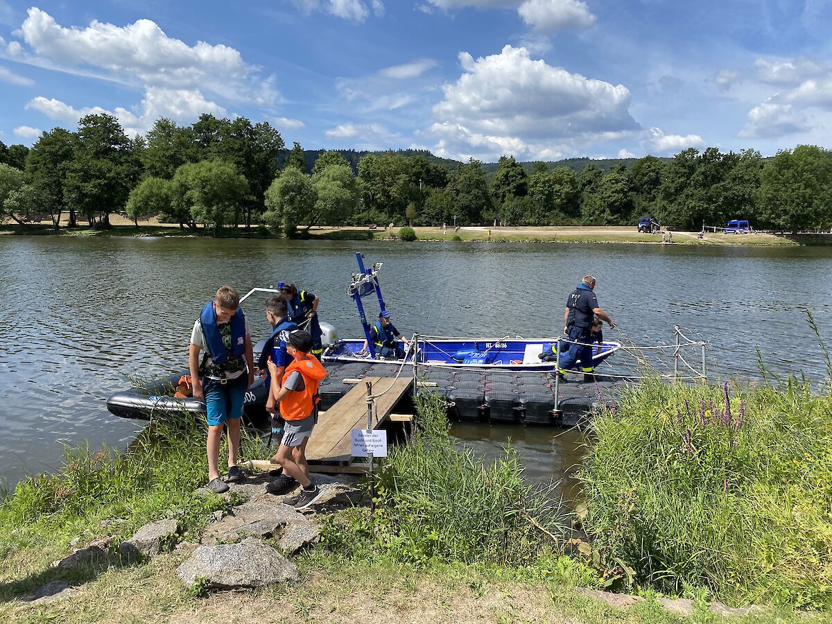 Zu Wasser, zu Lande und in der Luft beim Jubiläumsfest 140 Jahre Feuerwehrverein Sendelbach.