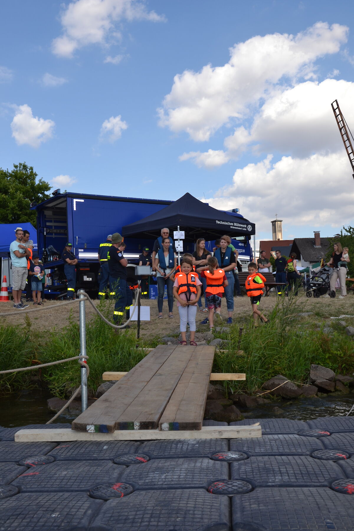 Zu Wasser, zu Lande und in der Luft beim Jubiläumsfest 140 Jahre Feuerwehrverein Sendelbach.