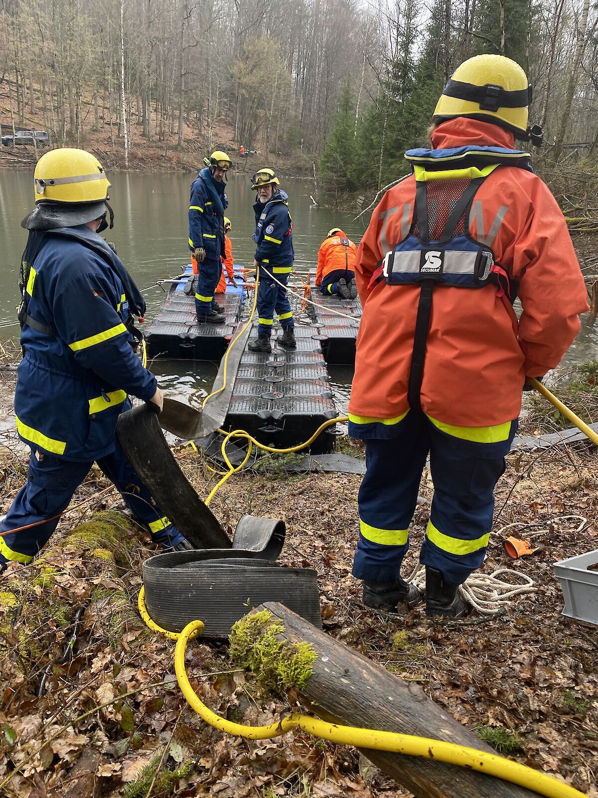 Technische Hilfeleistung im Spessart - Wasserstand eines Weihers senken