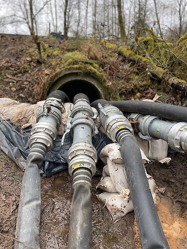 Technische Hilfeleistung im Spessart - Wasserspiegel eines Weihers musste gesenkt werden