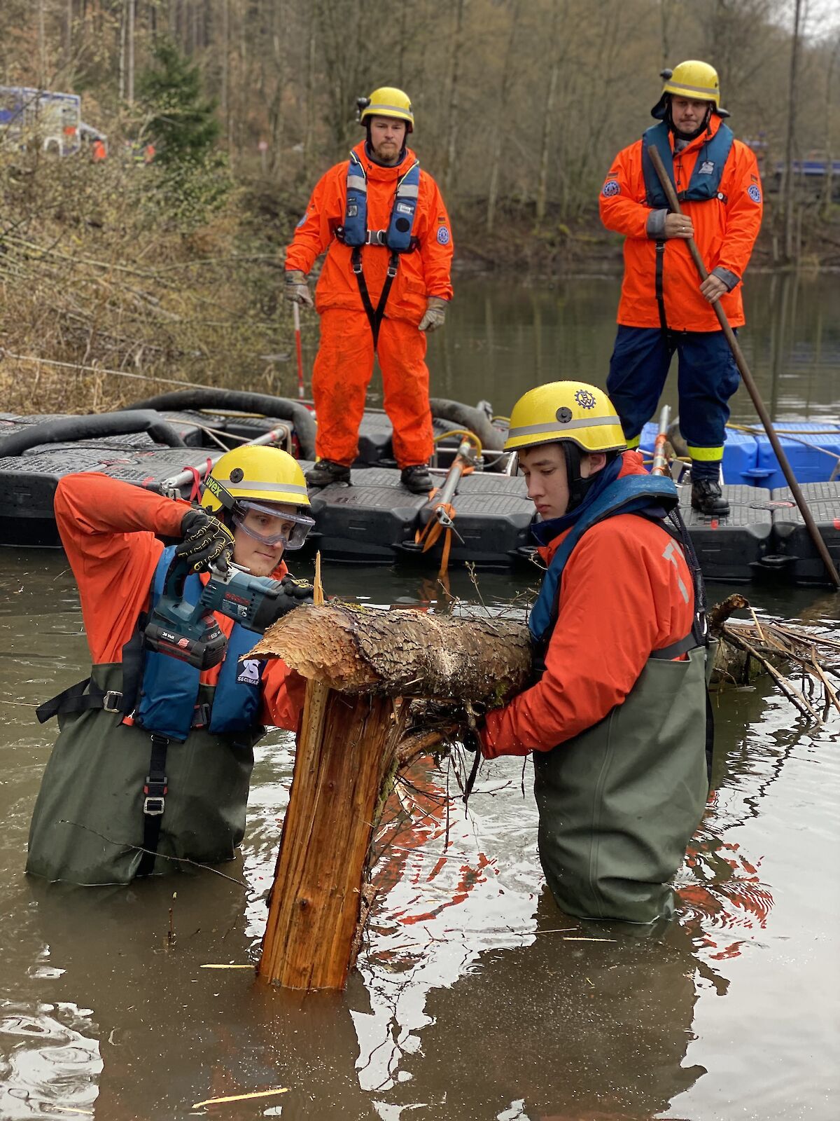 Technische Hilfeleistung im Spessart - Wasserstand eines Weihers senken