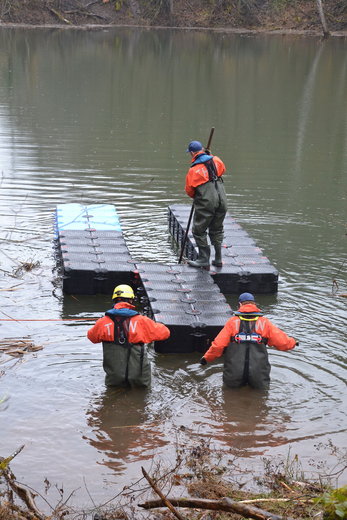 Technische Hilfeleistung im Spessart - Wasserstand eines Weihers senken