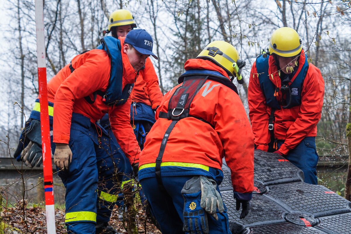Technische Hilfeleistung im Spessart - Wasserstand eines Weihers senken