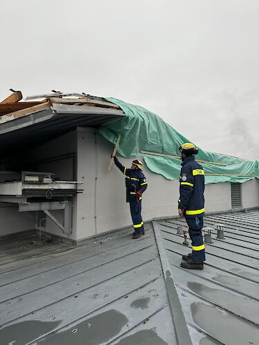 Einsatz auf dem Dach des Caritas Seniorenheimes nach Sturm Zoltan