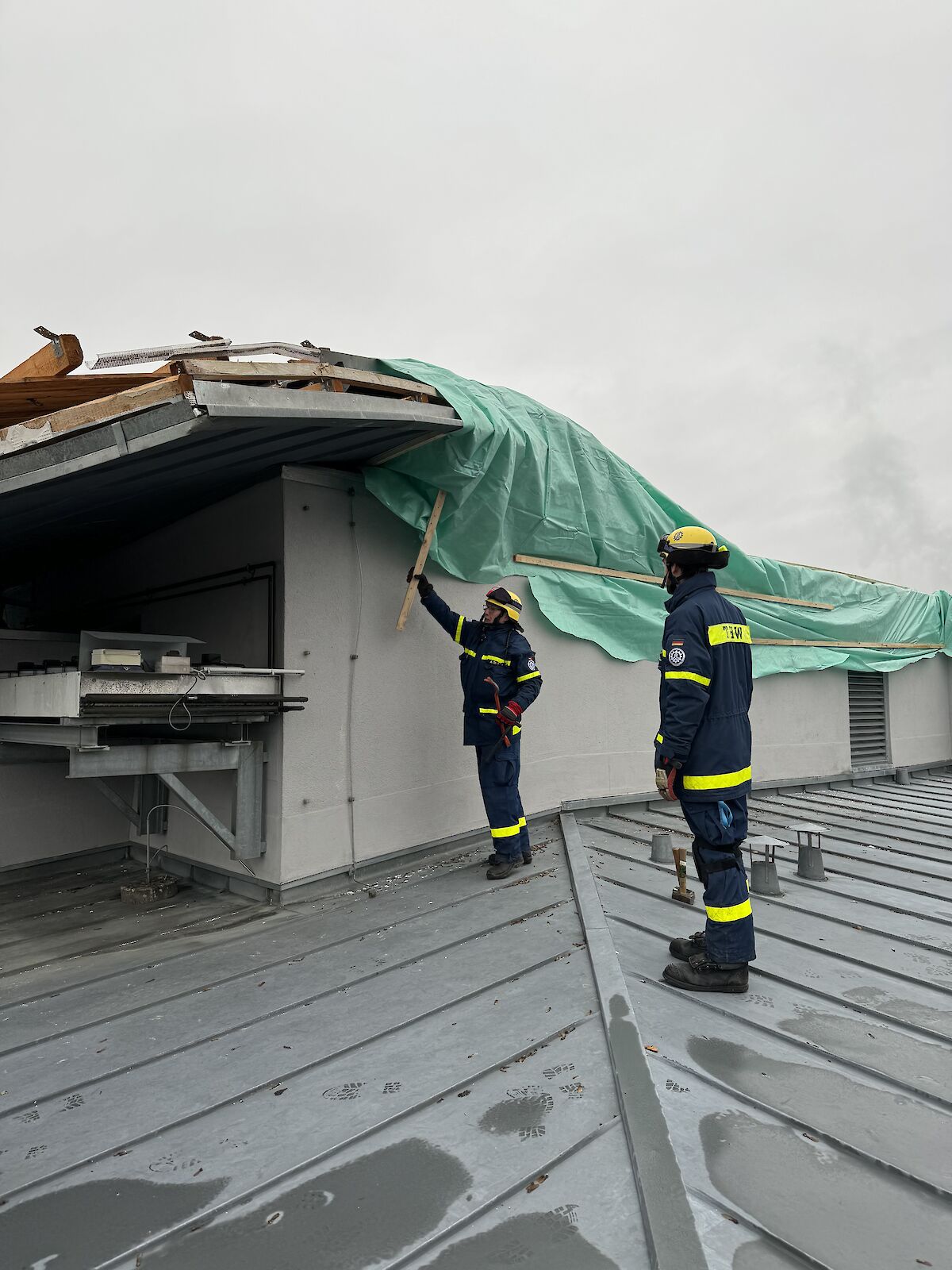 Einsatz auf dem Dach des Caritas Seniorenheimes nach Sturm Zoltan