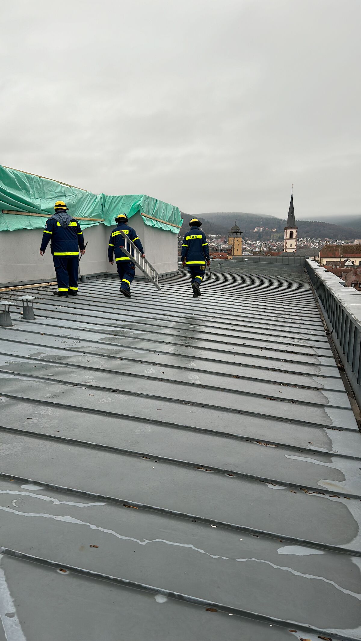 Einsatz auf dem Dach des Caritas Seniorenheimes nach Sturm Zoltan