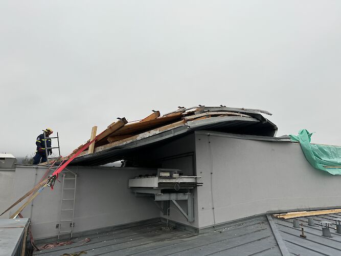 Einsatz auf dem Dach des Caritas Seniorenheimes nach Sturm Zoltan