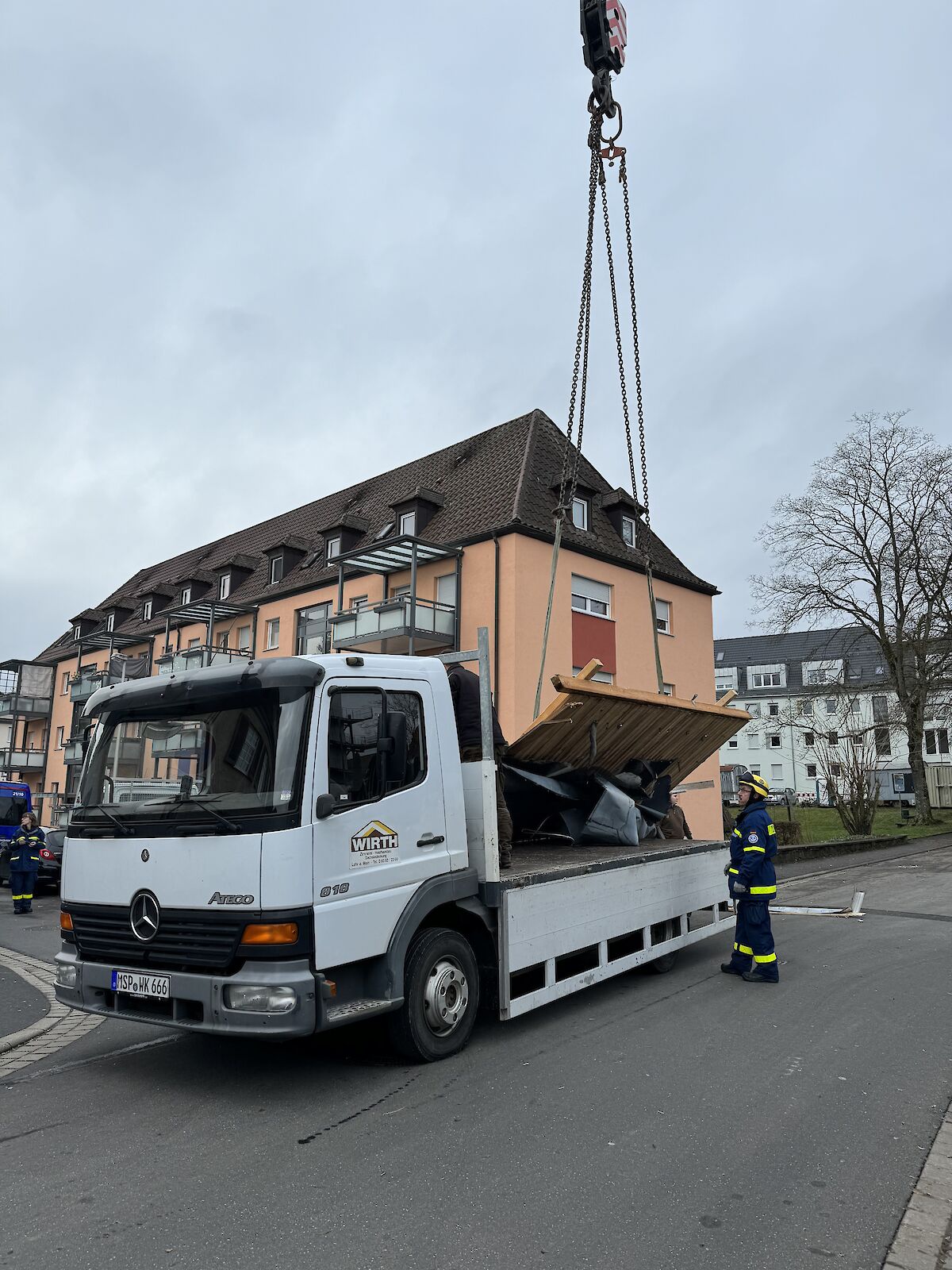 Einsatz auf dem Dach des Caritas Seniorenheimes nach Sturm Zoltan