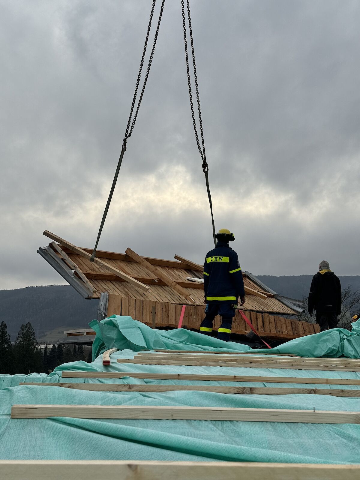 Einsatz auf dem Dach des Caritas Seniorenheimes nach Sturm Zoltan