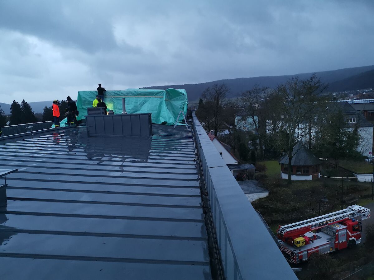 Einsatz auf dem Dach des Caritas Seniorenheimes nach Sturm Zoltan