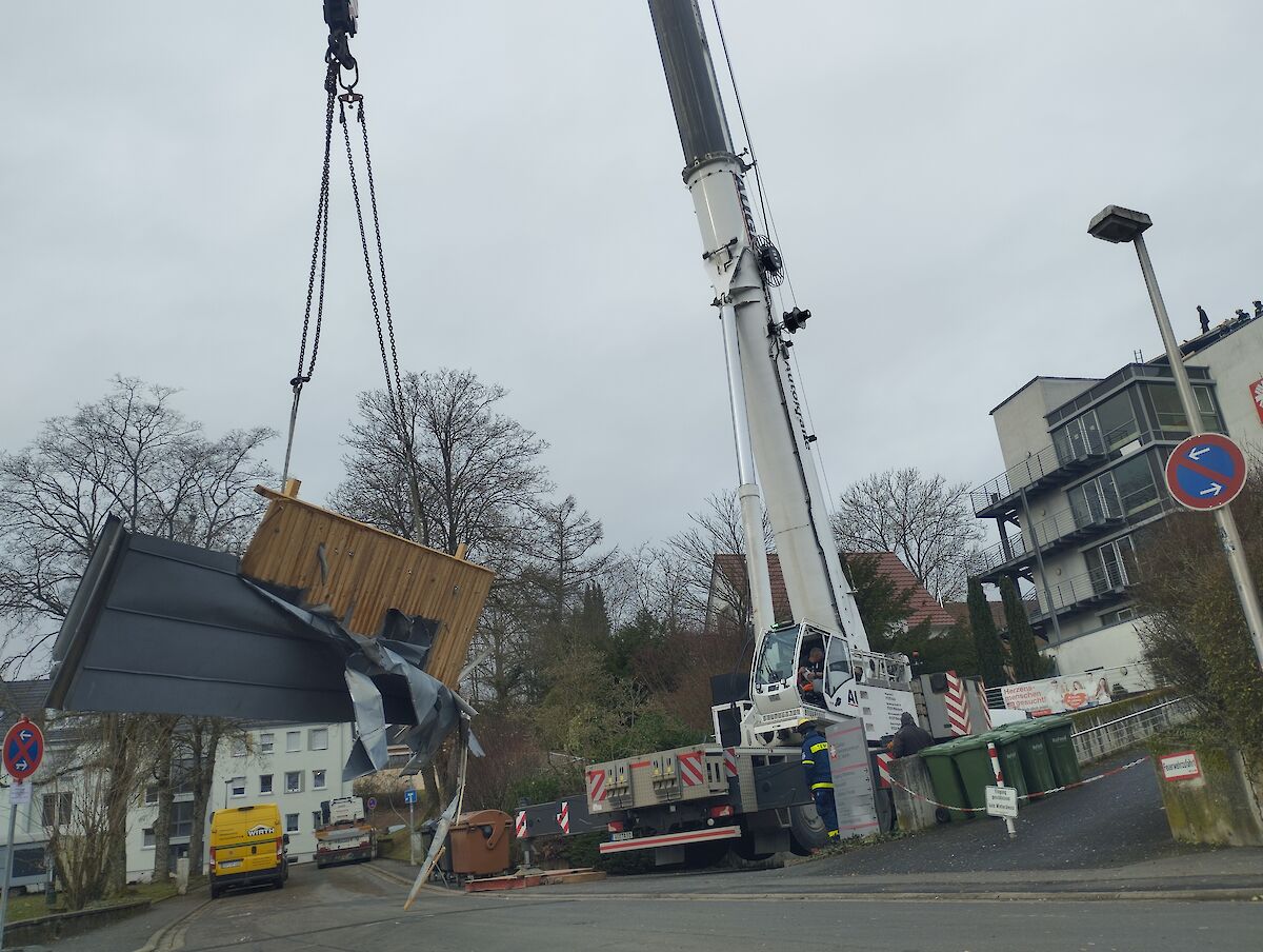 Einsatz auf dem Dach des Caritas Seniorenheimes nach Sturm Zoltan