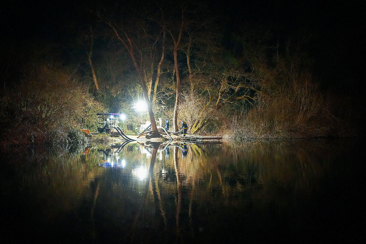 Erfolgreicher Großeinsatz zur vorsorglichen Dammsicherung am Baggersee Emma-Süd in Kahl am Main