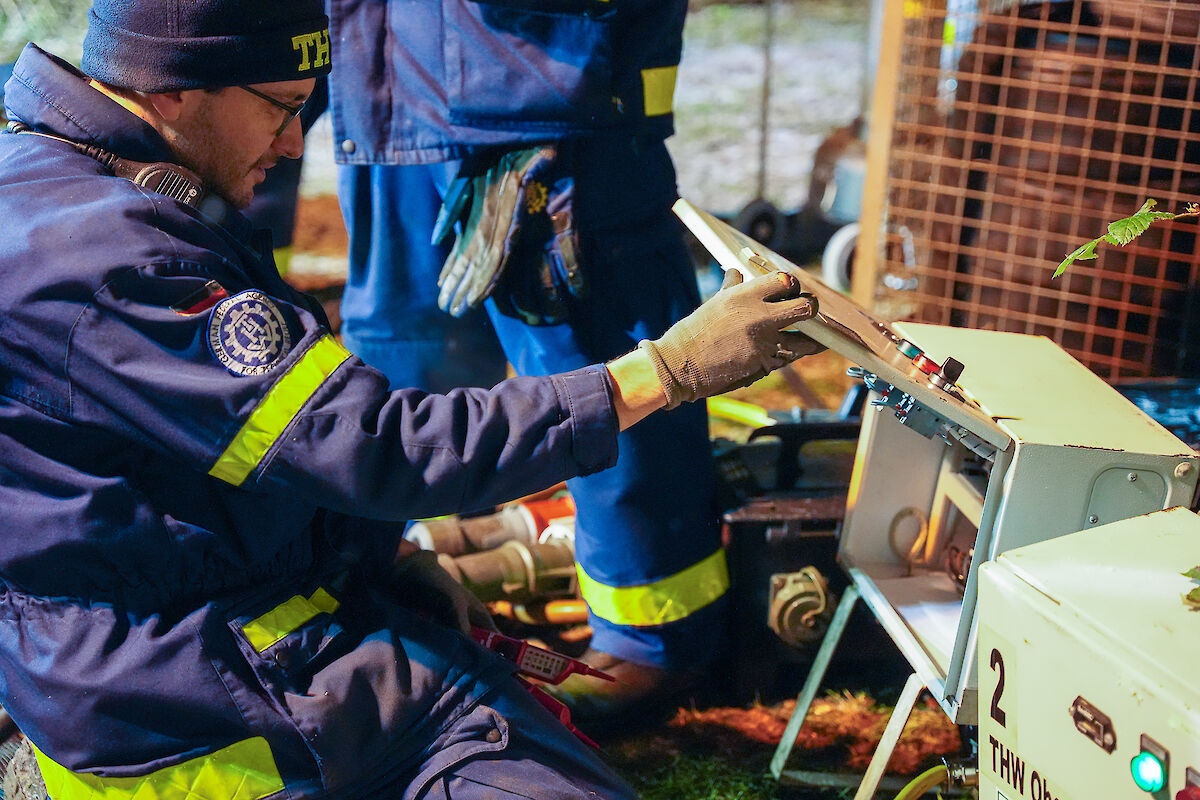 Erfolgreicher Großeinsatz zur vorsorglichen Dammsicherung am Baggersee Emma-Süd in Kahl am Main